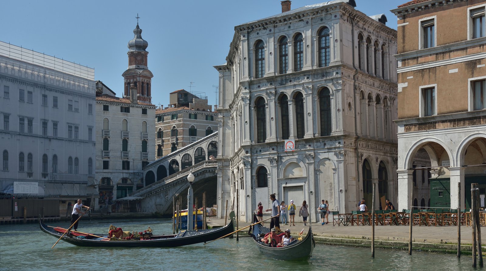 The Palazzo dei Camerlenghi beside the Rialto Bridge, overlooking the market.
