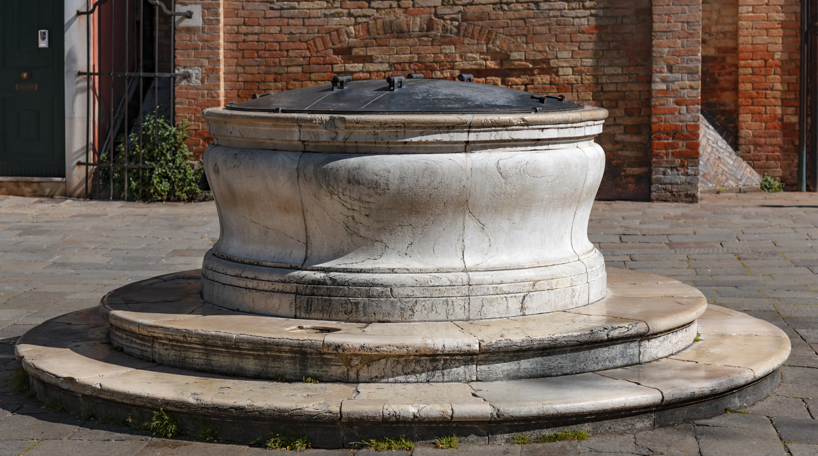 Une vera da pozzo en pierre sculptée à Campo Santi Apostoli, Venise.