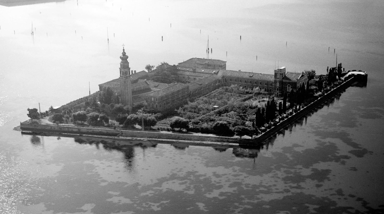 Vue aérienne historique de San Lazzaro degli Armeni entourée par la lagune vénitienne.