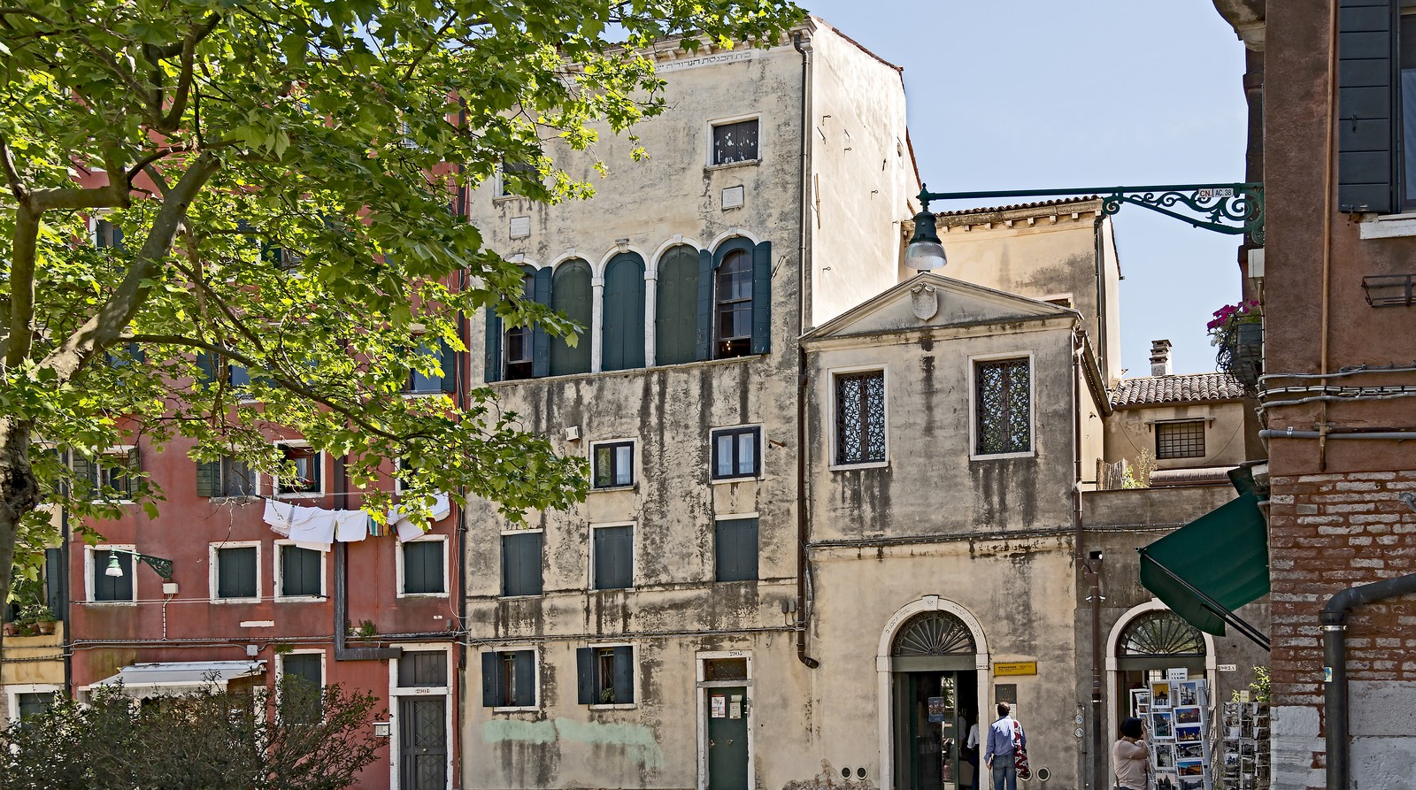 De hauts bâtiments historiques autour du Campo del Ghetto Nuovo, dans le quartier vénitien de Cannaregio.